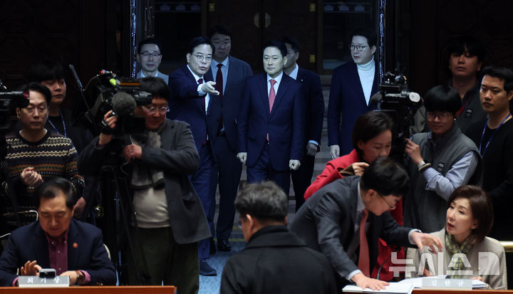 [서울=뉴시스] 김금보 기자 = 국민의힘 장동혁 대표와 송언석 원내대표가 24일 오전 서울 여의도 국회에서 열린 의원총회에 참석하고 있다. 2026.02.24. kgb@newsis.com