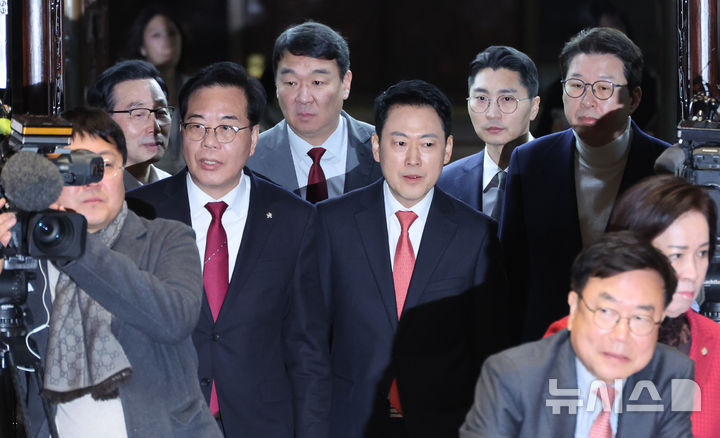 [서울=뉴시스] 김금보 기자 = 국민의힘 장동혁 대표와 송언석 원내대표가 24일 오전 서울 여의도 국회에서 열린 의원총회에 참석하고 있다. 2026.02.24. kgb@newsis.com