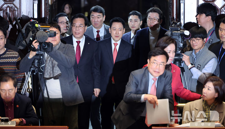 [서울=뉴시스] 김금보 기자 = 국민의힘 장동혁 대표와 송언석 원내대표가 24일 오전 서울 여의도 국회에서 열린 의원총회에 참석하고 있다. 2026.02.24. kgb@newsis.com