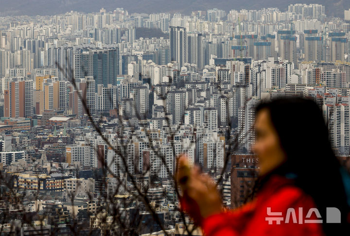 [서울=뉴시스] 정병혁 기자 = 24일 서울 중구 남산에서 서울시내 아파트가 보이고 있다. 2026.02.24. jhope@newsis.com