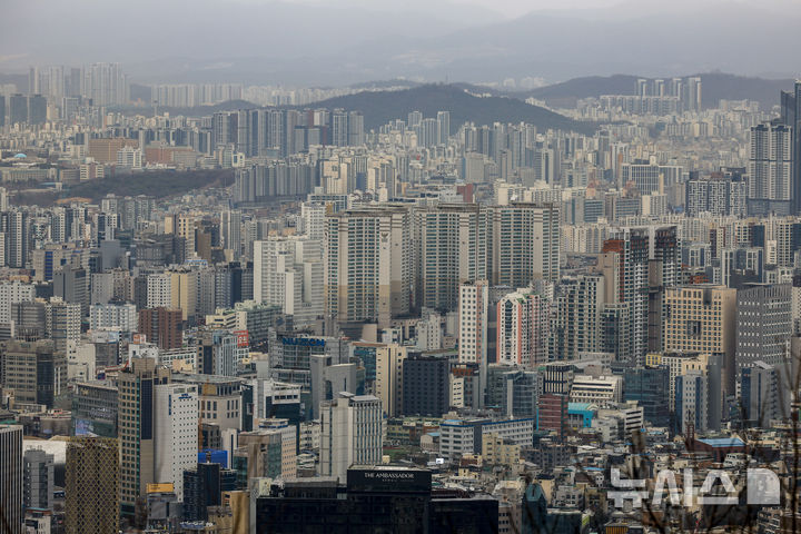 [서울=뉴시스] 정병혁 기자 = 24일 서울 중구 남산에서 서울시내 아파트가 보이고 있다.&nbsp; 지난해 4분기 주택담보대출(주담대) 차주당 신규 취급액이 2억1000만원대로 감소했다. 지난해 6·27 규제를 시작으로 정부의 잇따른 부동산 규제가 영향을 미친 것으로 풀이된다. 특히 '영끌(영혼까지 끌어모은)' 대출 행렬을 이어가던 30·40 차주들의 대출 감소 폭이 가장 큰 것으로 나타났다. 한국은행이 발표한 '2025년 4분기 차주별 가계부채 통계(잠정)'에 따르면 지난해 4분기 차주당 주담대 신규 취급액은 2억1286만원이다. 전분기 대비 1421만원(6.3%) 줄어든 것으로 지난해 2분기 이후 가장 낮은 규모다. 2026.02.24. jhope@newsis.com