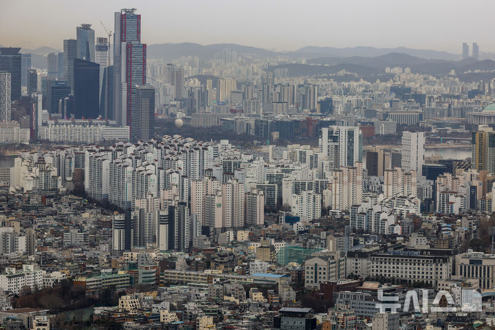 [서울=뉴시스] 정병혁 기자 = 지난달 24일 서울 중구 남산에서 서울시내 아파트가 보이고 있다. 2026.02.24. jhope@newsis.com