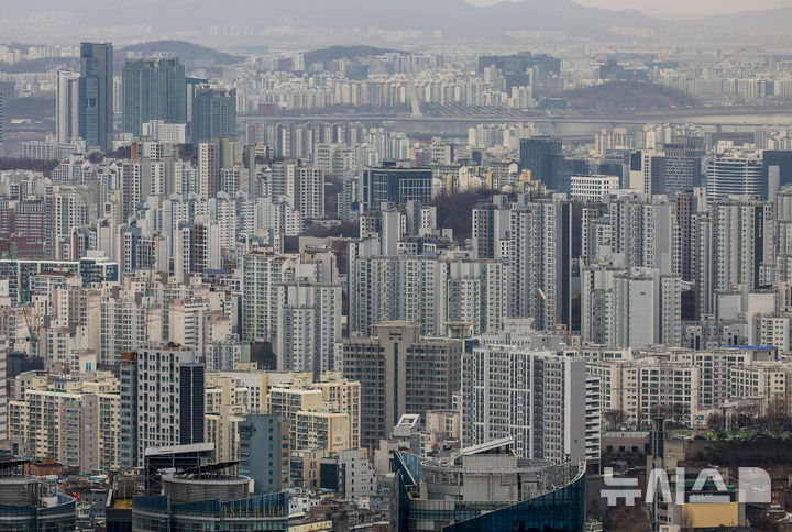 [서울=뉴시스] 정병혁 기자 = 지난 24일 서울 중구 남산에서 서울시내 아파트가 보이고 있다. 2026.02.24. jhope@newsis.com