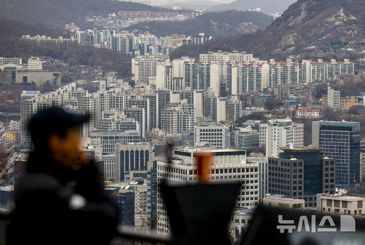 [서울=뉴시스] 정병혁 기자 = 24일 서울 중구 남산에서 서울시내 아파트가 보이고 있다. 2026.02.24. jhope@newsis.com
