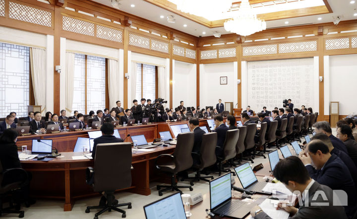 [서울=뉴시스] 최동준 기자 = 이재명 대통령이 24일 청와대에서 국무회의를 주재하고 있다. 2026.02.24. photocdj@newsis.com