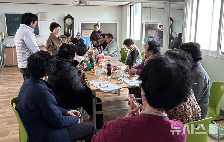 [나주=뉴시스] 나주시 봉황면은 시민 소통 강화를 위해 지난 3일부터 12일까지 총 50개 마을을 순회하며 마을별 소통 간담회를 진행했다. (사진=나주시 제공) photo@newsis.com