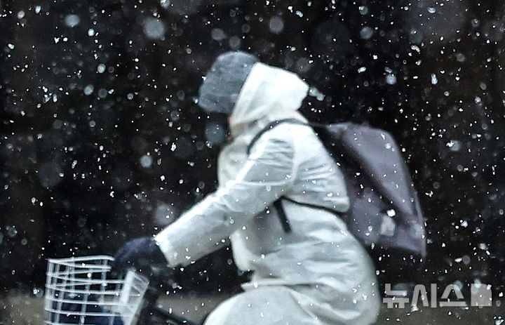 [대구=뉴시스] 이무열 기자 = 24일 대구 수성구 수성동2가에 많은 눈이 내리고 있다. 2026.02.24. lmy@newsis.com
