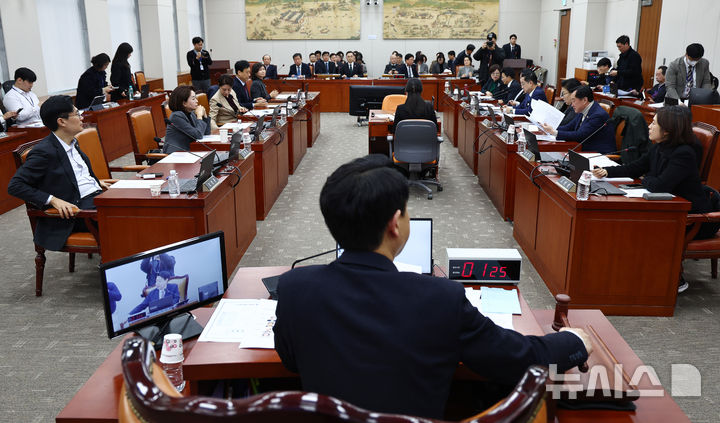 [서울=뉴시스] 김명년 기자 = 지난해 2월 24일 오후 서울 여의도 국회에서 교육위원회 전체회의가 열리고 있다. 2026.02.24. kmn@newsis.com