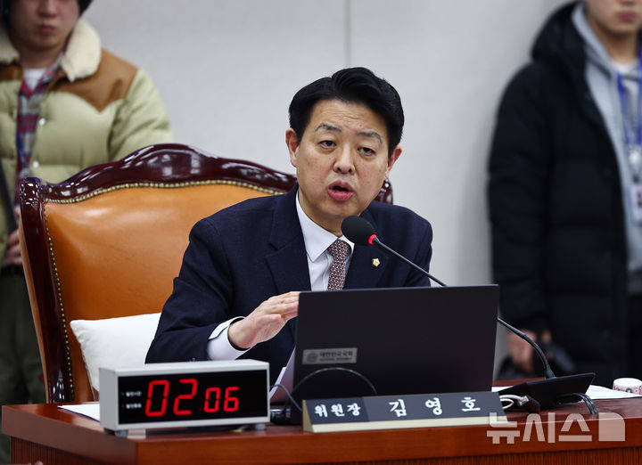 [서울=뉴시스] 김명년 기자 = 김영호 국회 교육위원장이 24일 오후 서울 여의도 국회에서 열린 교육위 전체회의에서 발언하고 있다. 2026.02.24. kmn@newsis.com