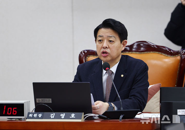 [서울=뉴시스] 김명년 기자 = 김영호 국회 교육위원장이 지난 2월 24일 오후 서울 여의도 국회에서 열린 교육위 전체회의에서 발언하고 있다. 2026.02.24. kmn@newsis.com