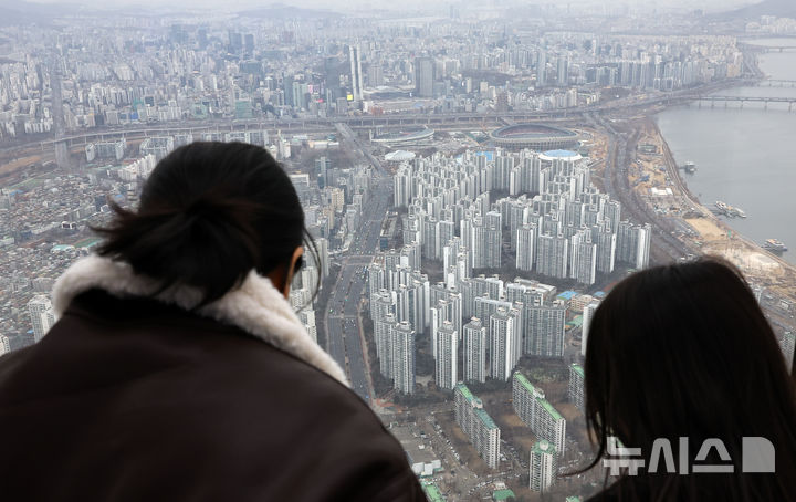 [서울=뉴시스] 최진석 기자 = 서울 송파구 롯데월드타워 전망대 서울스카이에서 서울 한 아파트 단지가 보이고 있다. 2026.02.24. myjs@newsis.com