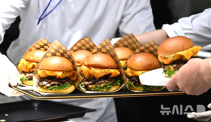 [성남=뉴시스] 김종택 기자 = '2026 코리아버거챔피언십' 예선전이 열린 24일 경기 성남시 분당구 삼성웰스토리에서 참가자들이 경연을 펼치고 있다. 2026.02.24. jtk@newsis.com