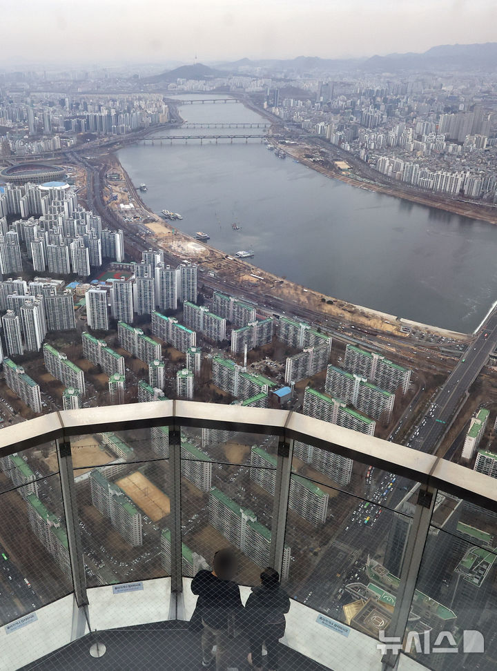 [서울=뉴시스] 최진석 기자 = 주택 가격이 오를 것이라는 기대감이 3년 7개월만에 최대 폭으로 떨어진 것으로 발표된 24일 서울 송파구 롯데월드타워 전망대 서울스카이에서 서울 한 아파트 단지가 보이고 있다.&nbsp; 이날 한국은행이 발표한 '올해 2월 소비자동향조사' 결과에 따르면 주택 가격 상승 기대감이 낮아지며 주택가격전망CSI(108)가 전월 대비 16포인트 하락했다. 이는 지난 2022년 7월(-16포인트) 이후 3년 7개월 만에 가장 큰 폭으로 떨어졌다. 2026.02.24. myjs@newsis.com