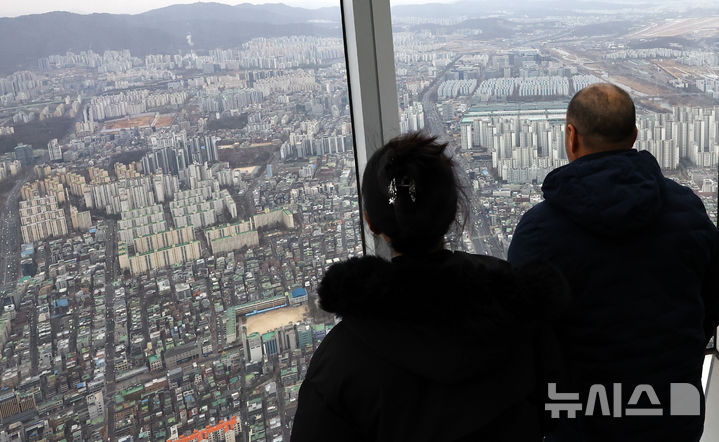 [서울=뉴시스] 최진석 기자 = 24일 서울 송파구 롯데월드타워 전망대 서울스카이에서 서울 한 아파트 단지가 보이고 있다. 2026.02.24. myjs@newsis.com