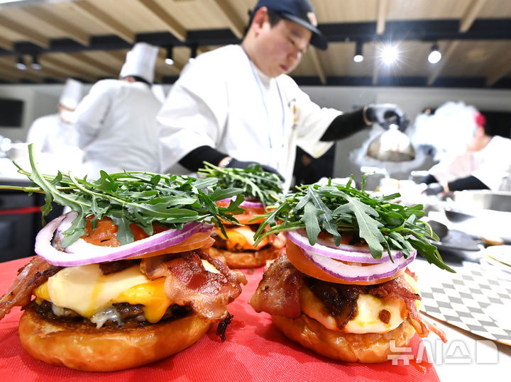 [성남=뉴시스] 김종택 기자 = '2026 코리아버거챔피언십' 예선전이 열린 24일 경기 성남시 분당구 삼성웰스토리에서 참가자들이 경연을 펼치고 있다. 2026.02.24. jtk@newsis.com