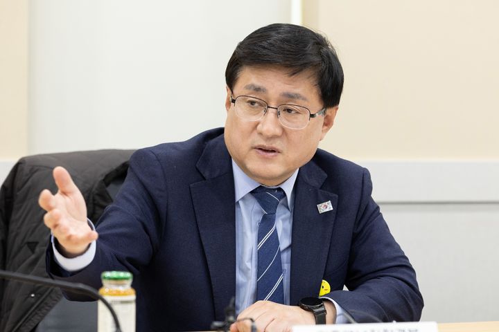 [서울=뉴시스] 김성환 기후에너지환경부 장관. 사진은 김 장관이 지난달 24일 서울 영등포구 이룸센터에서 미세플라스틱 관리 방안을 논의하기 위한 간담회를 주재하고 있는 모습. (사진=기후부 제공) 2026.02.24. photo@newsis.com *재판매 및 DB 금지