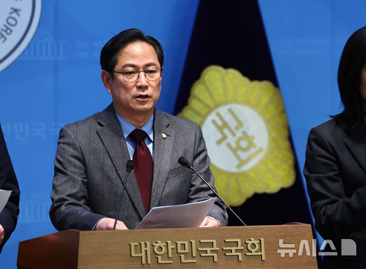 [서울=뉴시스] 김명년 기자 = 국회 재정경제기획위원회 간사인 박수영 국민의힘 의원이 24일 오후 서울 여의도 국회 소통관에서 기자회견을 열고 발언하고 있다. 2026.02.24. kmn@newsis.com