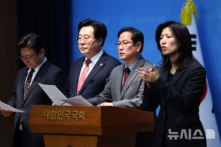 [서울=뉴시스] 김명년 기자 = 박수영 국회 대미투자특별법 처리를 위한 특별위원회 국민의힘 간사가 24일 오후 서울 여의도 국회 소통관에서 기자회견을 열고 발언하고 있다. 2026.02.24. kmn@newsis.com