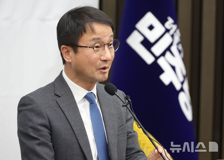 [서울=뉴시스] 조성봉 기자 = 한병도 더불어민주당 원내대표가 24일 오후 서울 여의도 국회에서 열린 의원총회에서 발언을 하고 있다. 2026.02.24. suncho21@newsis.com