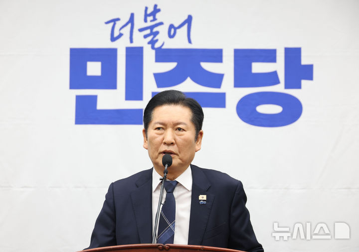 [서울=뉴시스] 조성봉 기자 = 정청래 더불어민주당 대표가 24일 오후 서울 여의도 국회에서 열린 의원총회에서 발언을 하고 있다. 2026.02.24. suncho21@newsis.com