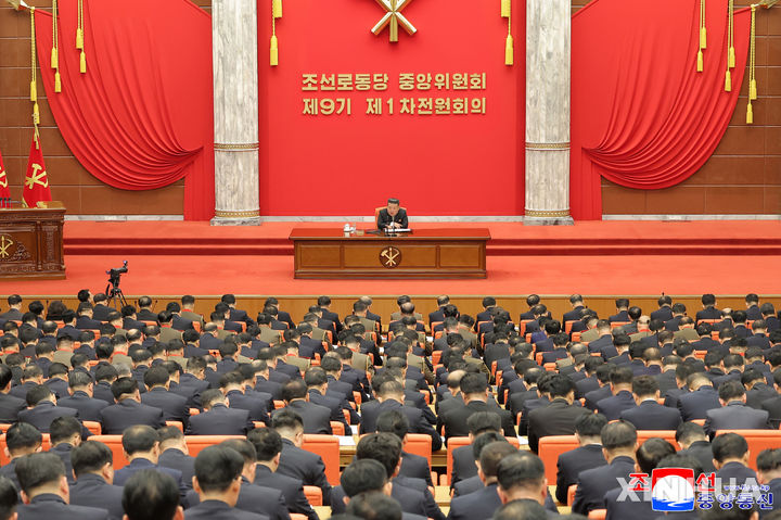 [평양=신화/뉴시스] 김정은 북한 조선노동당 총비서가 23일 북한 평양에서 열린 노동당 제9차 대회 제1차 전원회의에서 연설하고 있다. 조선중앙통신(KCNA)은 김정은 총비서가 향후 5년간 국가 경제의 안정 공고화, 점진적인 질적 발전에 초점을 둔 전반적 목표를 제시했다고 24일 보도했다. 2026.02.24.