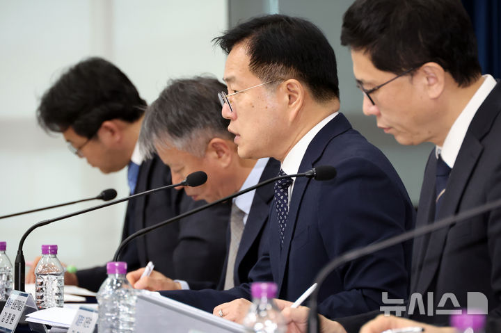 [세종=뉴시스] 강종민 기자 = 강정원 문화체육관광부 관광정책실장이 지난 24일 세종시 정부세종청사에서 바가지요금 근절 대책을 발표하고 있다. 2026.02.25. ppkjm@newsis.com