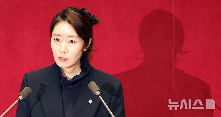 [서울=뉴시스] 김금보 기자 = 강선우 무소속 의원이 24일 오후 서울 여의도 국회에서 열린 제432회국회(임시회) 제 8차 본회의에서 자신에 대한 체포동의안 표결을 앞두고 신상 발언을 하고 있다. 2026.02.24. kgb@newsis.com