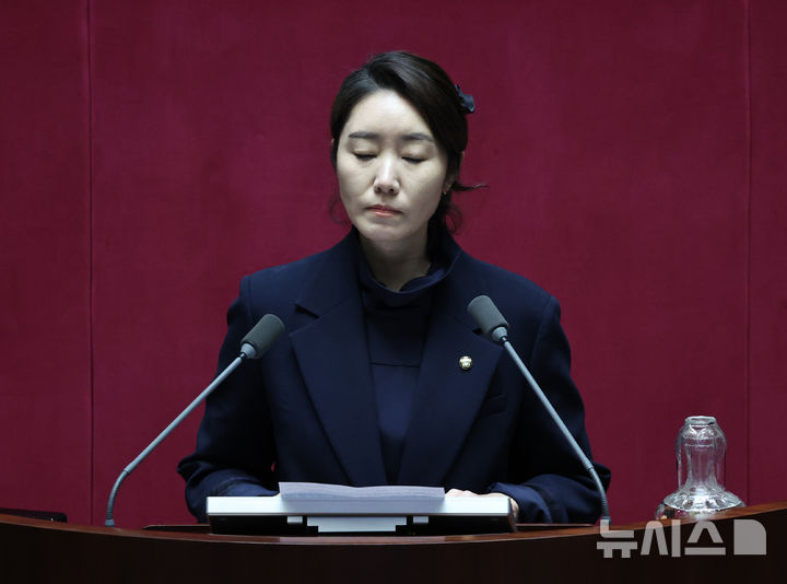 [서울=뉴시스] 김금보 기자 = 강선우 무소속 의원이 24일 오후 서울 여의도 국회에서 열린 제432회국회(임시회) 제 8차 본회의에서 자신에 대한 체포동의안 표결을 앞두고 신상 발언을 하기 위해 발언대에 서 있다. 2026.02.24. kgb@newsis.com