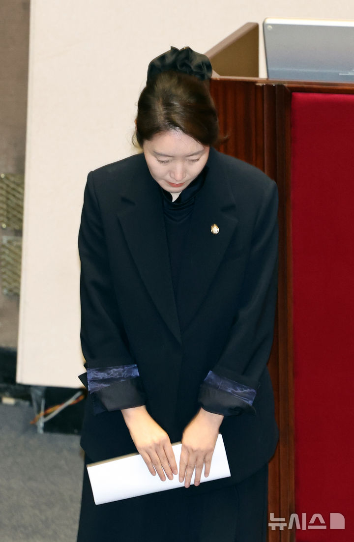 [서울=뉴시스] 김금보 기자 = 강선우 무소속 의원이 24일 오후 서울 여의도 국회에서 열린 제432회국회(임시회) 제 8차 본회의에서 자신에 대한 체포동의안 표결을 앞두고 신상 발언에 앞서 인사를 하고 있다. 2026.02.24. kgb@newsis.com