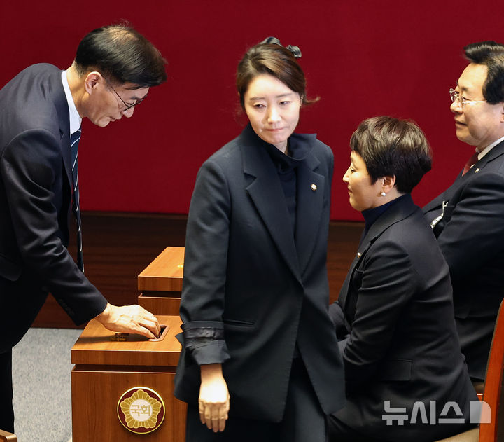 [서울=뉴시스] 김금보 기자 = 강선우 무소속 의원이 24일 오후 서울 여의도 국회에서 열린 제432회국회(임시회) 제 8차 본회의에서 자신에 대한 체포동의안 표결 투표를 마친 후 퇴장하고 있다. 2026.02.24. kgb@newsis.com