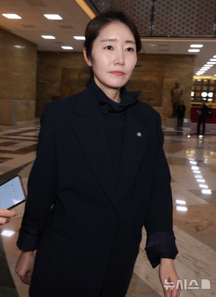 [서울=뉴시스] 조성봉 기자 = 강선우 무소속 의원이 24일 오후 서울 여의도 국회에서 열린 제432회국회(임시회) 제 8차 본회의에서 자신에 대한 체포동의안 표결 관련 신상발언을 마치고 밖으로 나서고 있다. 2026.02.24. suncho21@newsis.com