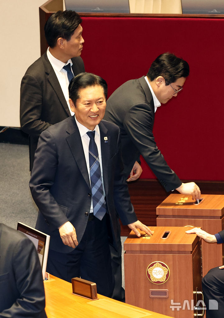 [서울=뉴시스] 김금보 기자 = 정청래 더불어민주당 대표가 24일 오후 서울 여의도 국회에서 열린 제432회국회(임시회) 제 8차 본회의에서 강선우 무소속 의원에 대한 체포동의안 표결 투표를 마친 뒤 이동하고 있다. 2026.02.24. kgb@newsis.com