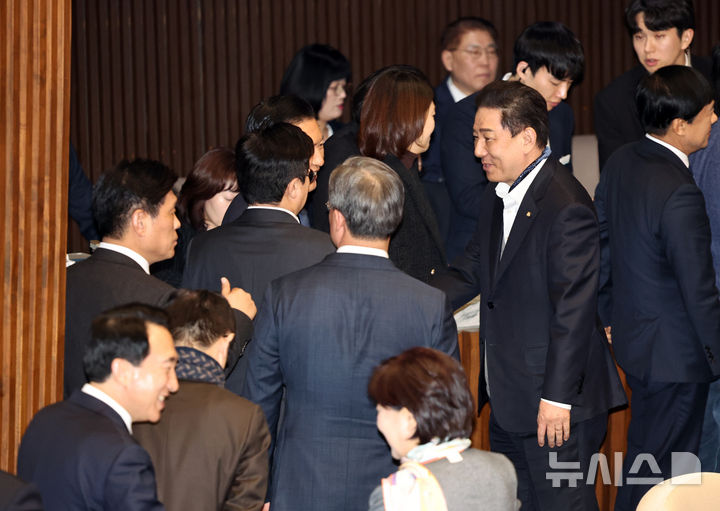 [서울=뉴시스] 김금보 기자 = 김병기 무소속 의원이 24일 오후 서울 여의도 국회에서 열린 제432회국회(임시회) 제 8차 본회의에서 강선우 무소속 의원에 대한 체포동의안 표결 기표를 마친 후 의원들과 인사를 나누고 있다. 2026.02.24. kgb@newsis.com