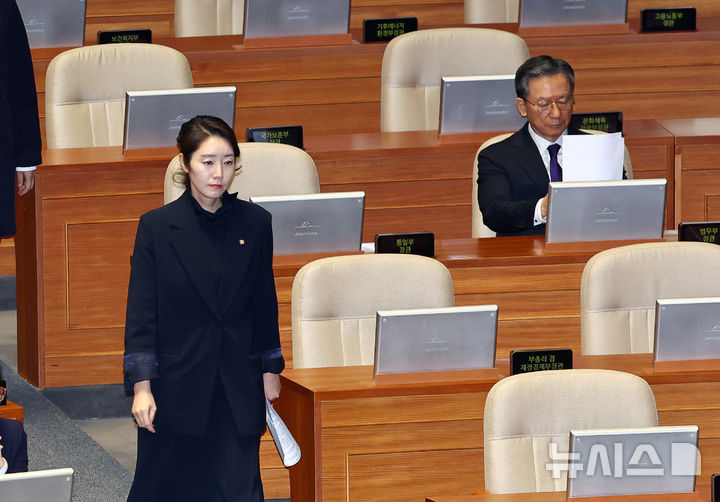 [서울=뉴시스] 김명년 기자 = 강선우 의원이 24일 오후 서울 여의도 국회에서 열린 본회의에서 자신에 대한 체포동의안 관련 신상발언을 위해 정성호 법무부 장관을 지나쳐 발언대로 향하고 있다. 2026.02.24. kmn@newsis.com