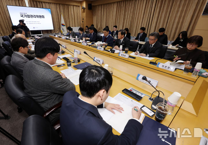 [고양=뉴시스] 배훈식 기자 = 이형훈 보건복지부 제2차관이 24일 오후 경기 고양시 국립암센터에서 2026년 제1차 국가암관리위원회 회의를 하고 있다. 2026.02.24. dahora83@newsis.com