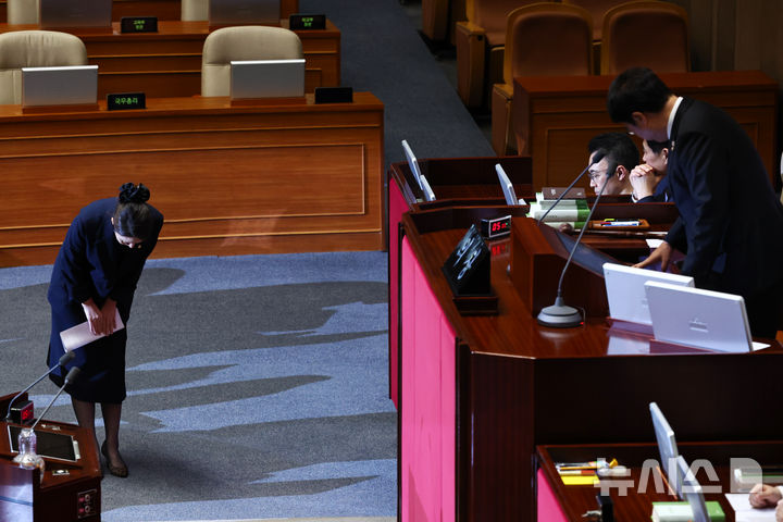 [서울=뉴시스] 김명년 기자 = 강선우 의원이 24일 오후 서울 여의도 국회에서 열린 본회의에서 자신에 대한 체포동의안 관련 신상발언을 하기 전 우원식 의장에게 인사하고 있다. 2026.02.24. kmn@newsis.com