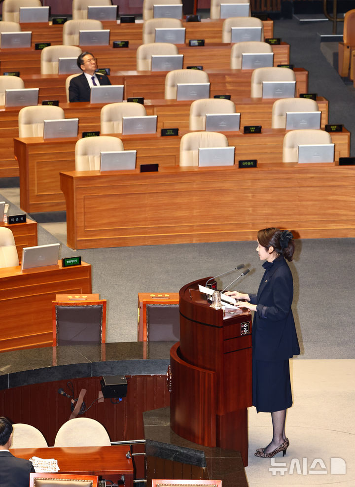 [서울=뉴시스] 김명년 기자 = 강선우 의원이 24일 오후 서울 여의도 국회에서 열린 본회의에서 자신에 대한 체포동의안 관련 신상발언을 하고 있다. 2026.02.24. kmn@newsis.com