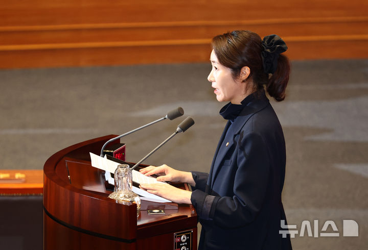 [서울=뉴시스] 김명년 기자 = 강선우 의원이 24일 오후 서울 여의도 국회에서 열린 본회의에서 자신에 대한 체포동의안 관련 신상발언을 하고 있다. 2026.02.24. kmn@newsis.com