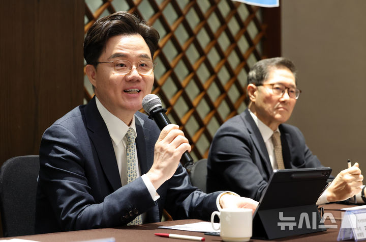 [서울=뉴시스] 이영환 기자 = 김진수 한국정보보호산업협회 신임 회장 내정자가 24일 오후 서울 서초구 엘타워에서 열린 2026 한국정보보호산업협회 상반기 기자간담회에 참석해 인사말을 하고 있다. 2026.02.24. 20hwan@newsis.com