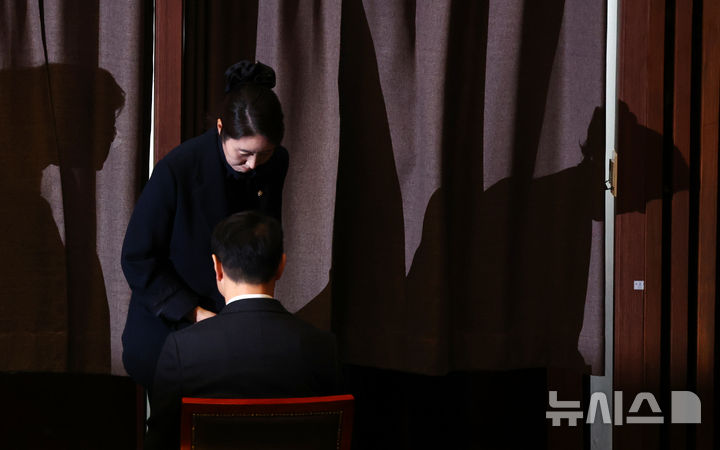 [서울=뉴시스] 김명년 기자 = 강선우 의원이 24일 오후 서울 여의도 국회에서 열린 본회의에서 자신에 대한 체포동의안에 대해 기표를 마치고 이동하고 있다. 2026.02.24. kmn@newsis.com