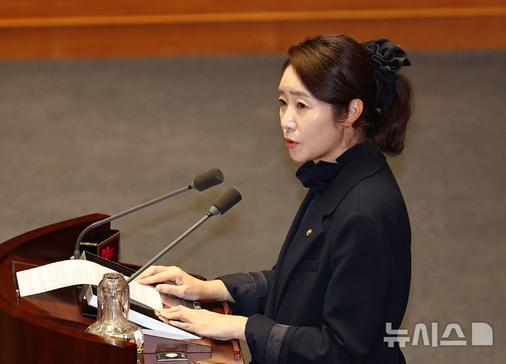 [서울=뉴시스] 김명년 기자 = 강선우 의원이 24일 오후 서울 여의도 국회에서 열린 본회의에서 자신에 대한 체포동의안 관련 신상발언을 하고 있다. 2026.02.24. kmn@newsis.com