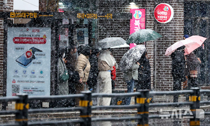 [대구=뉴시스] 이무열 기자 = 눈이 내리는 24일 대구 중구 CGV대구한일 버스정류장에서 시민들이 버스를 기다리고 있다. 2026.02.24. lmy@newsis.com