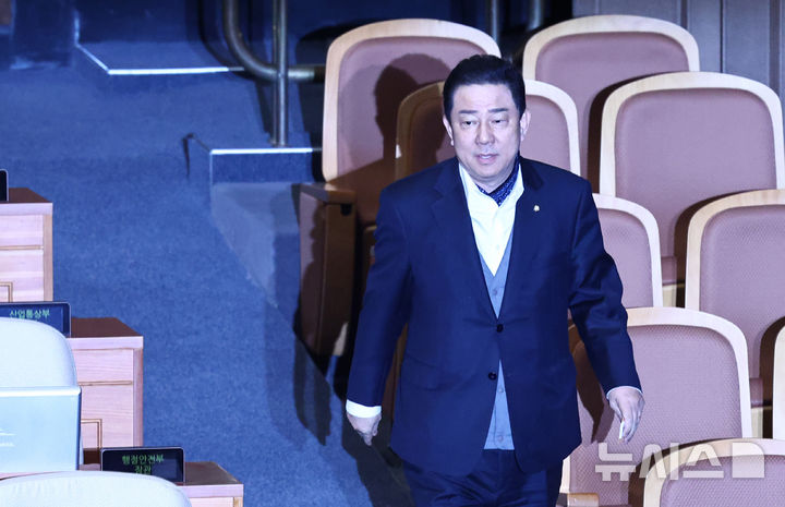 [서울=뉴시스] 김명년 기자 = 김병기 의원이 24일 오후 서울 여의도 국회에서 열린 본회의에서 강선우 의원에 대한 체포동의안에 대한 투표를 하고 있다. 2026.02.24. kmn@newsis.com