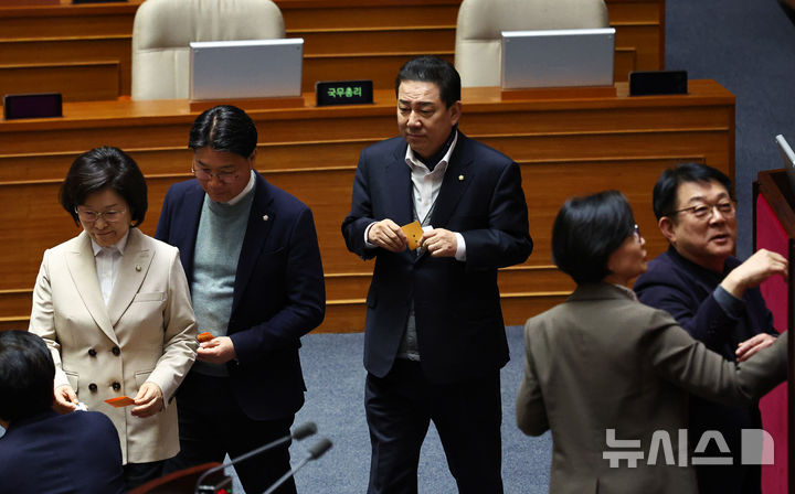 [서울=뉴시스] 김명년 기자 = 김병기 의원이 24일 오후 서울 여의도 국회에서 열린 본회의에서 강선우 의원에 대한 체포동의안에 대한 투표를 하고 있다. 2026.02.24. kmn@newsis.com