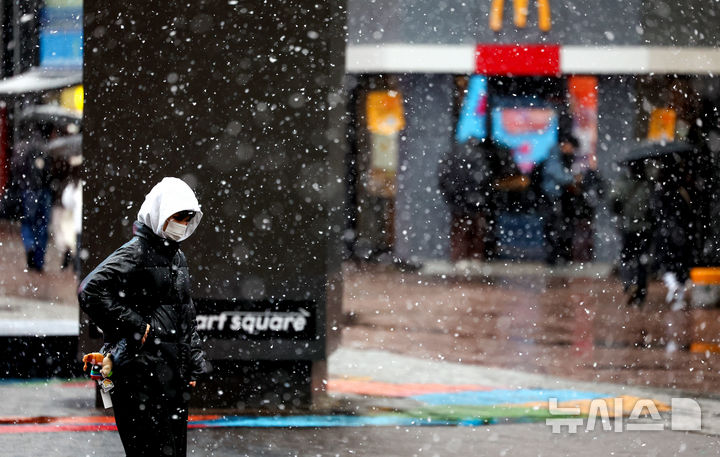 [대구=뉴시스] 이무열 기자 = 24일 대구 중구 동성로에 많은 눈이 내리고 있다. 2026.02.24. lmy@newsis.com