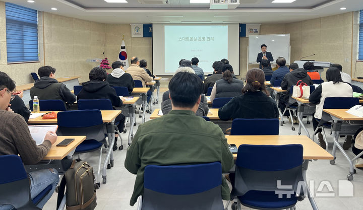 [곡성=뉴시스] 전남 곡성군 명품농업대학 교육. (사진=곡성군청 제공). photo@newsis.com *재판매 및 DB 금지