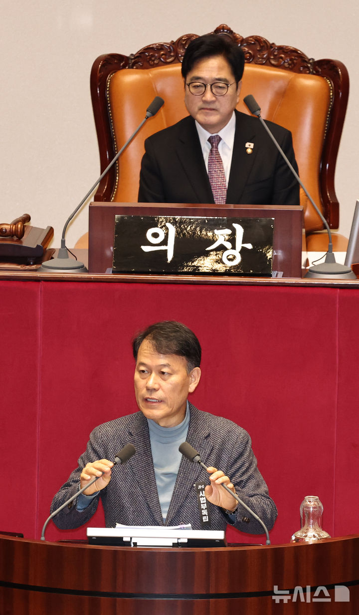 [서울=뉴시스] 김금보 기자 = 윤한홍 국민의힘 의원이 24일 오후 서울 여의도 국회에서 열린 제432회국회(임시회) 제 8차 본회의에서 상법개정안에 대한 무제한토론을 하고 있다. 2026.02.24. kgb@newsis.com