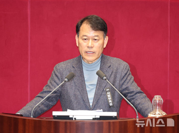 [서울=뉴시스] 김금보 기자 = 윤한홍 국민의힘 의원이 24일 오후 서울 여의도 국회에서 열린 제432회국회(임시회) 제 8차 본회의에서 상법개정안에 대한 무제한토론을 하고 있다. 2026.02.24. kgb@newsis.com