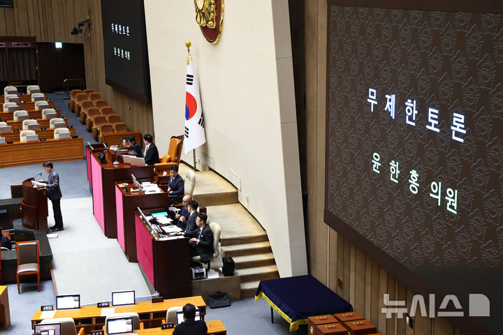 [서울=뉴시스] 김명년 기자 = 윤한홍 국민의힘 의원이 24일 오후 서울 여의도 국회에서 열린 본회의에서 상법 일부개정법률안(대안)에 대한 무제한토론(필리버스터)를 하고 있다. 2026.02.24. kmn@newsis.com