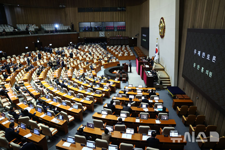 [서울=뉴시스] 김명년 기자 = 윤한홍 국민의힘 의원이 24일 오후 서울 여의도 국회에서 열린 본회의에서 상법 일부개정법률안(대안)에 대한 무제한토론(필리버스터)를 하고 있다. 2026.02.24. kmn@newsis.com